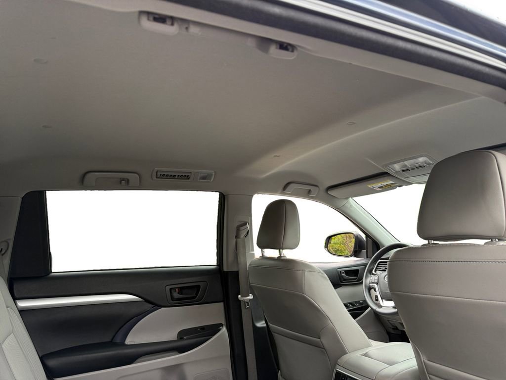 Used 2017 Toyota Highlander Plus AWD/4WD image 19