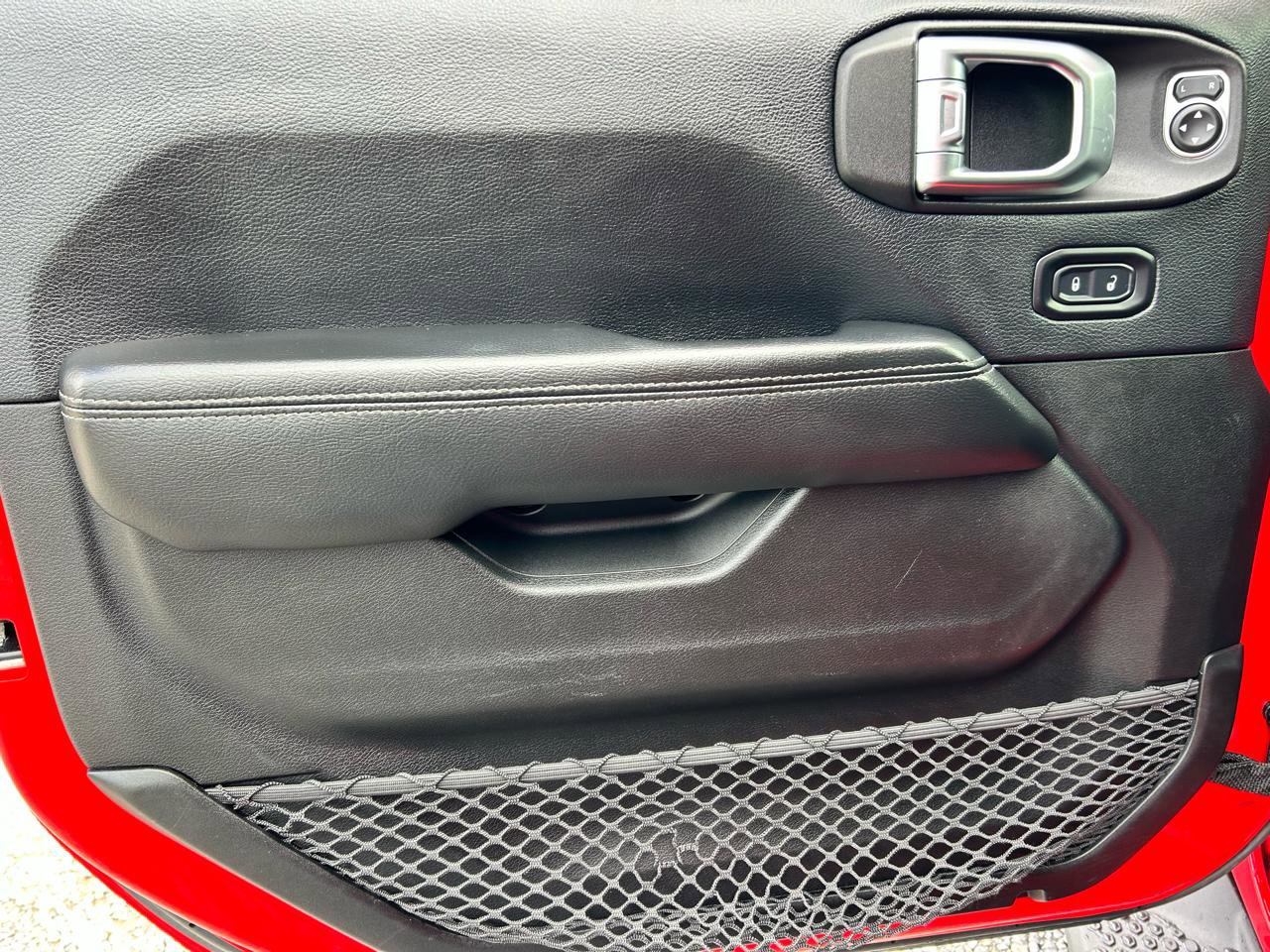 Used 2018 Jeep Wrangler Unlimited Sahara AWD/4WD image 8