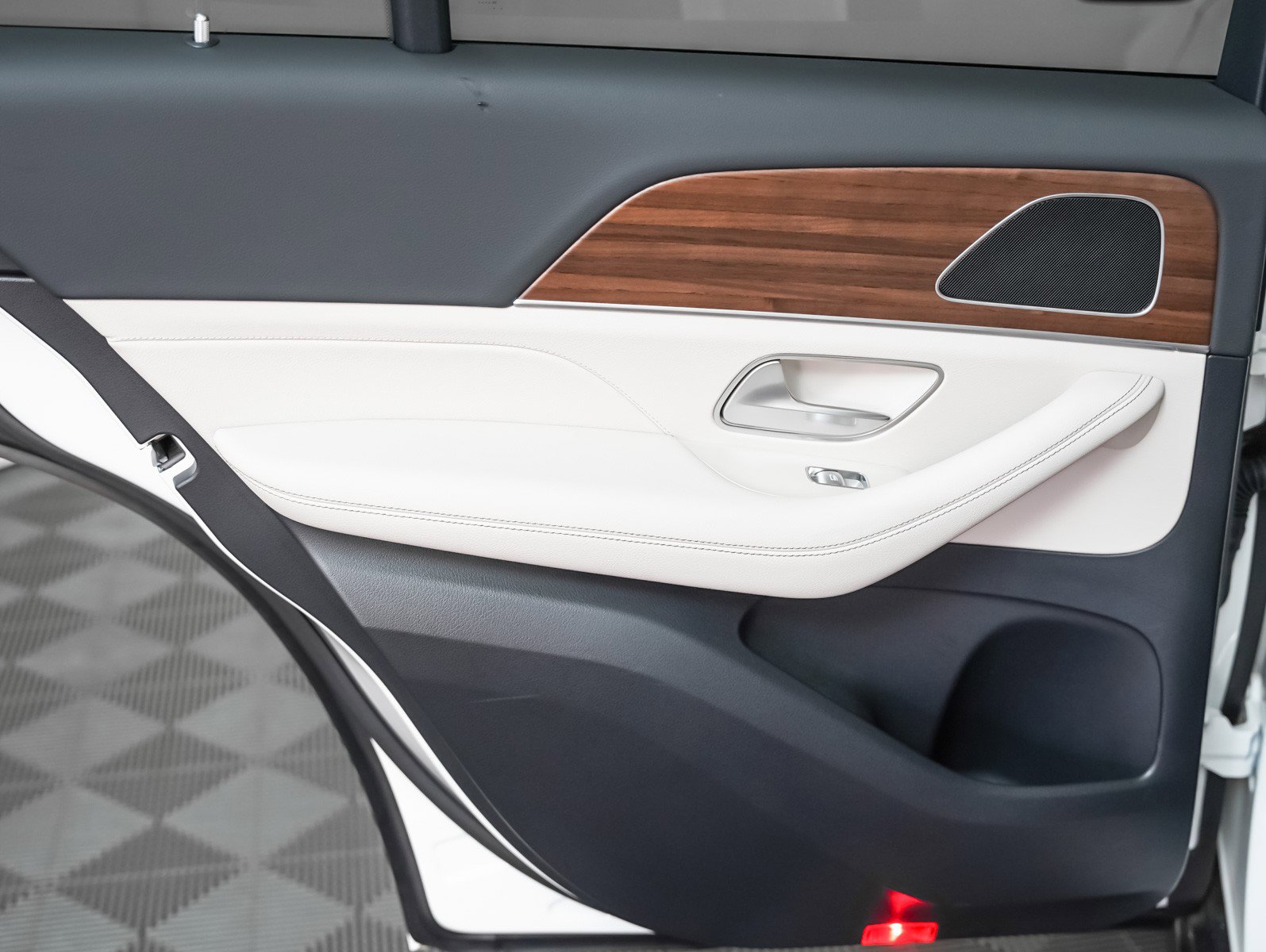 Certified 2025 Mercedes-Benz GLE 350 4MATIC image 25