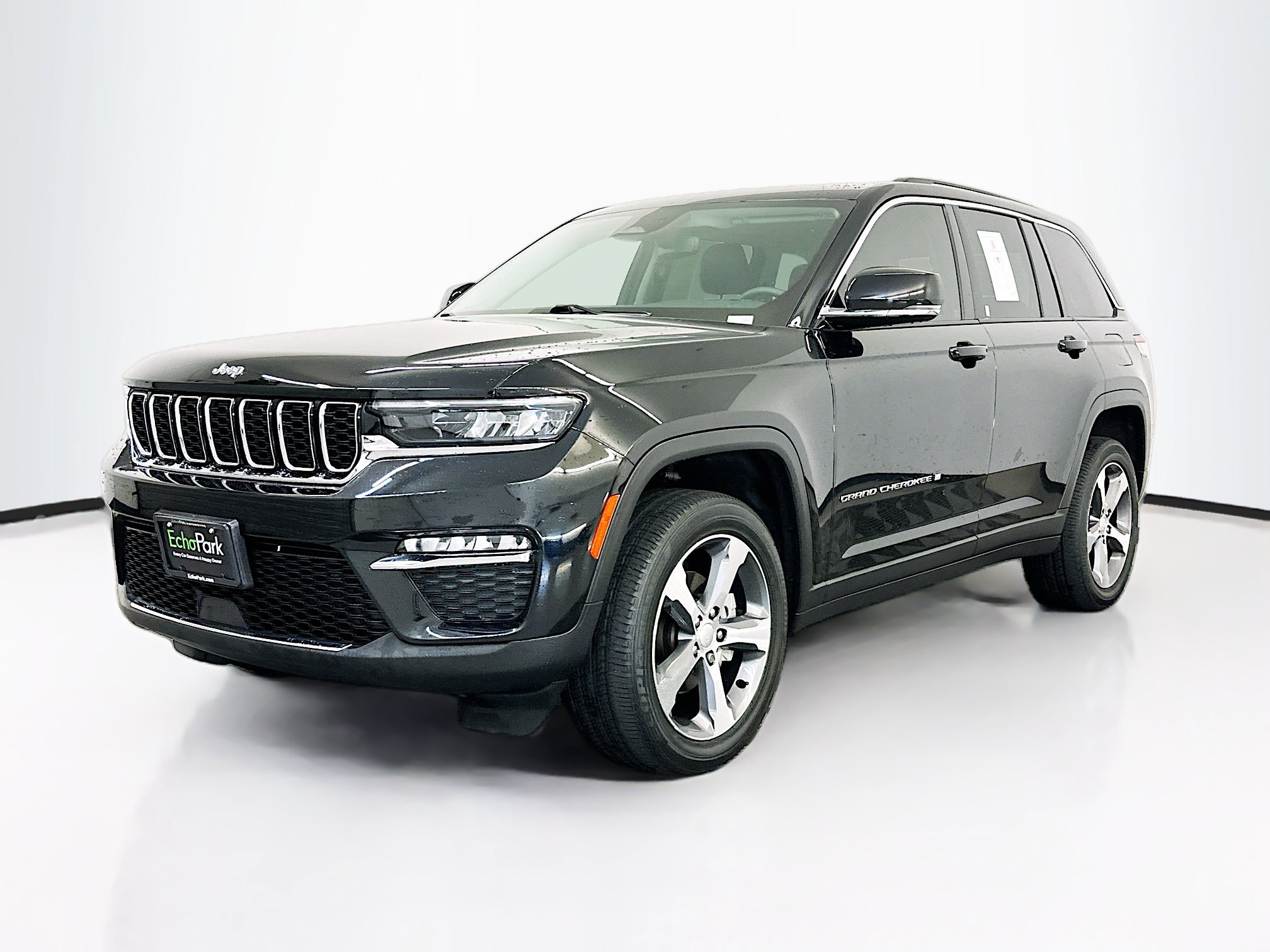 Used 2023 Jeep Grand Cherokee Limited AWD/4WD image 3
