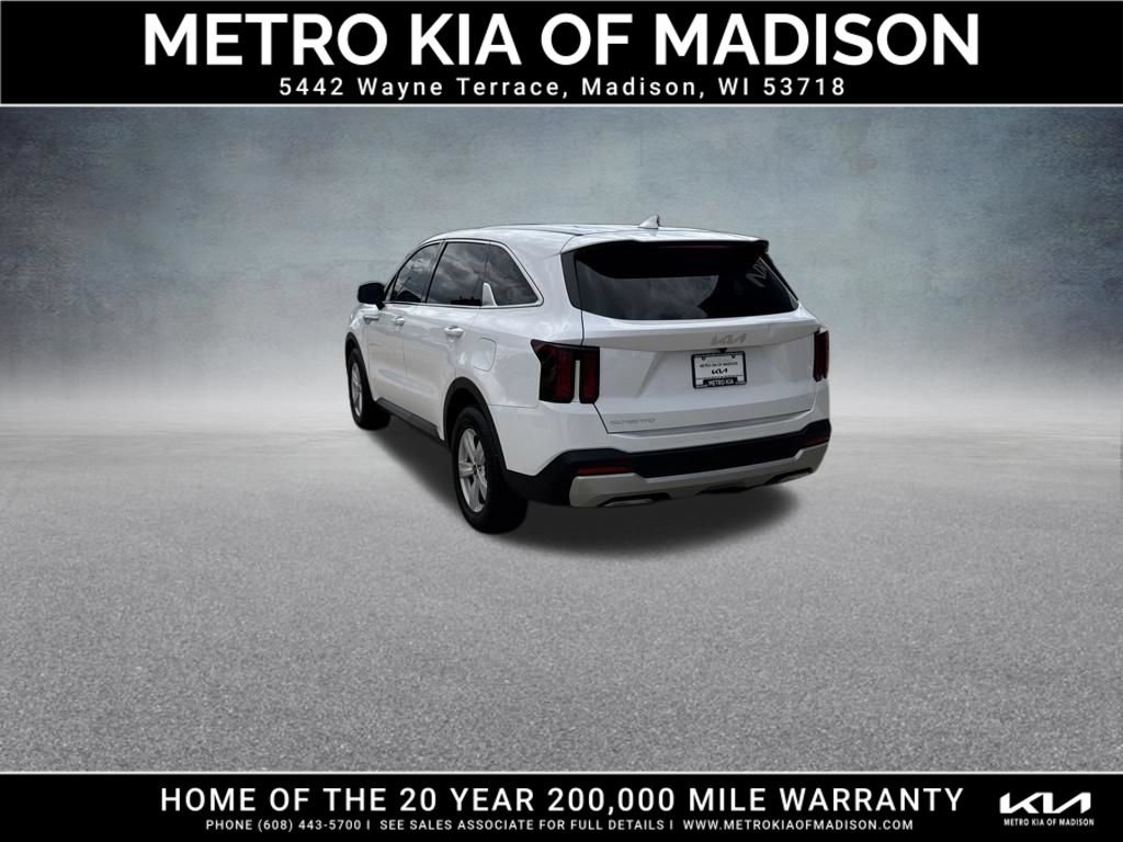 Used 2025 Kia Sorento LX FWD image 4