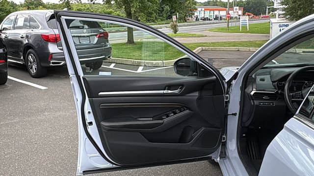 Used 2023 Nissan Altima 2.5 SR w/ SR Premium Package AWD/4WD image 8