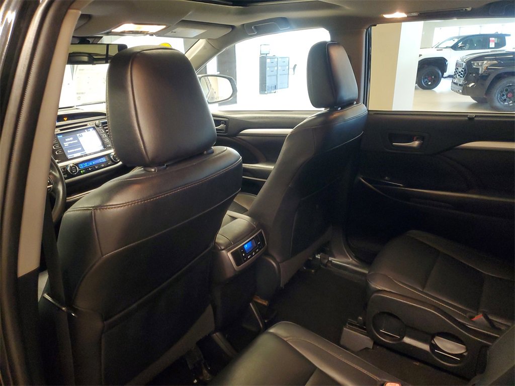 Used 2019 Toyota Highlander XLE image 12