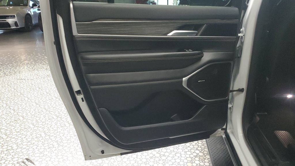 Used 2024 Jeep Wagoneer L Series II w/ Flexible Seating Group RWD image 18