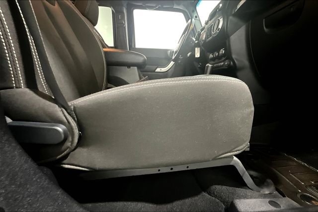 Used 2016 Jeep Wrangler Unlimited Rubicon w/ Dual Top Group AWD/4WD image 27
