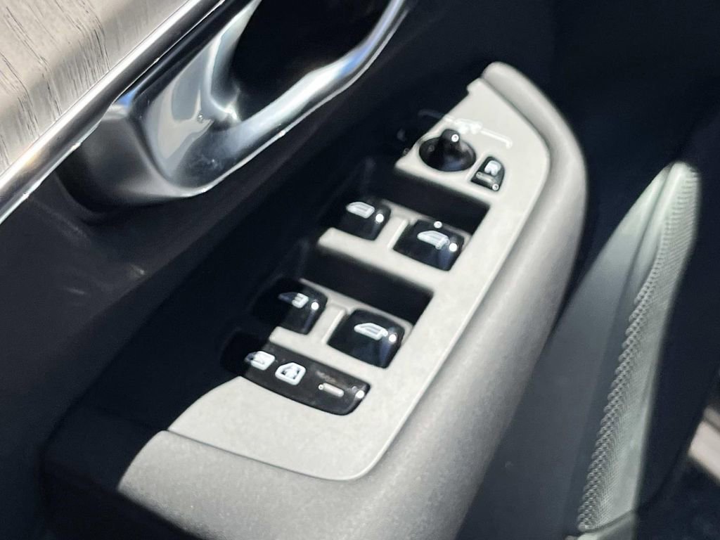 Used 2025 Volvo XC90 B6 Ultra image 26