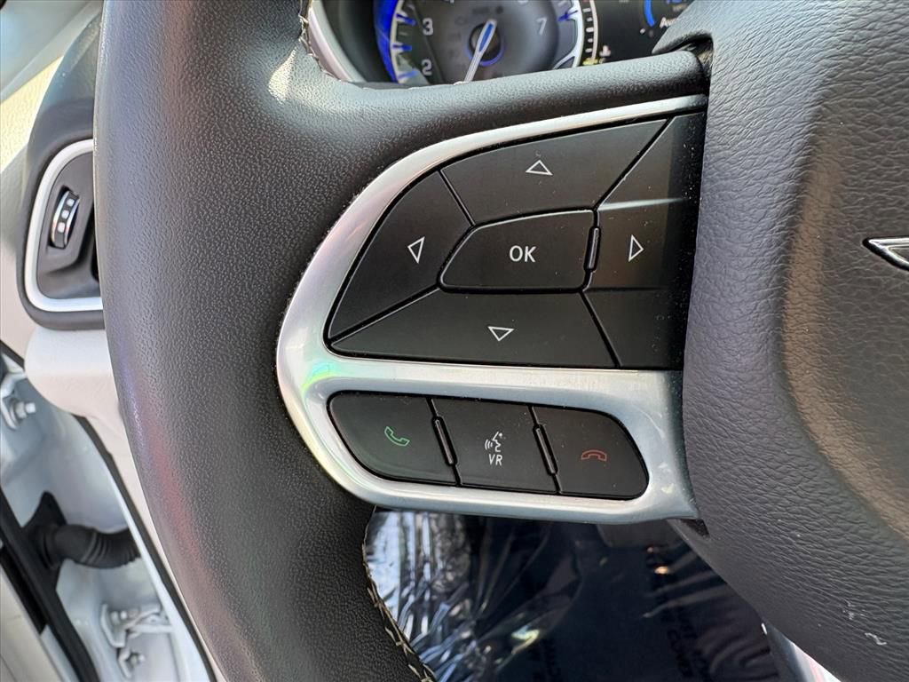 Used 2024 Chrysler Pacifica Touring-L image 14