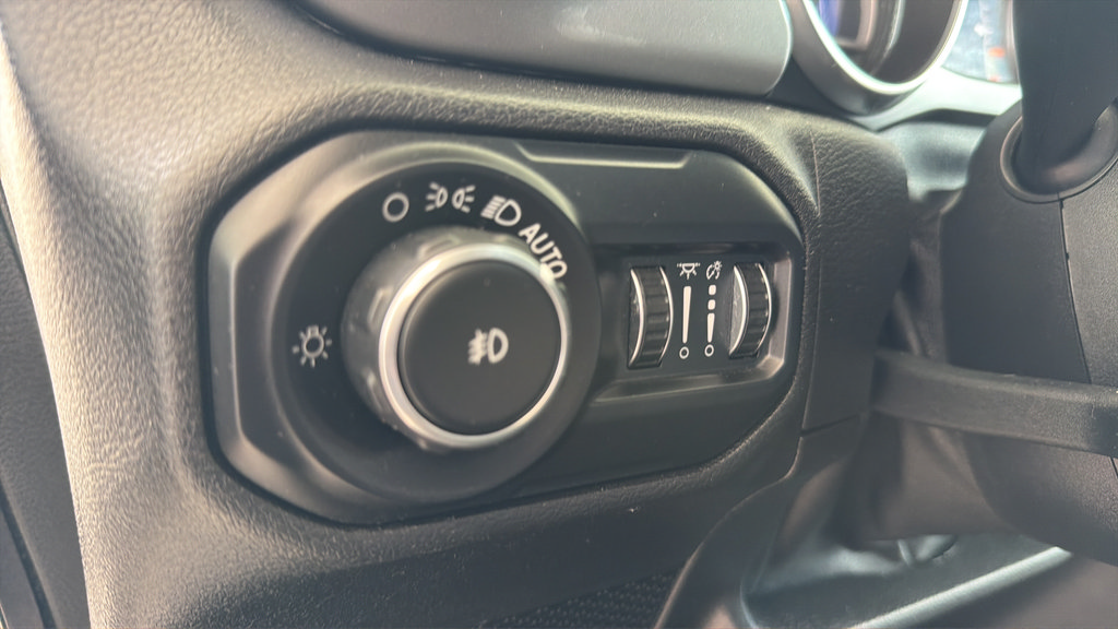 Used 2018 Jeep Wrangler Unlimited Sahara w/ Safety Group AWD/4WD image 24