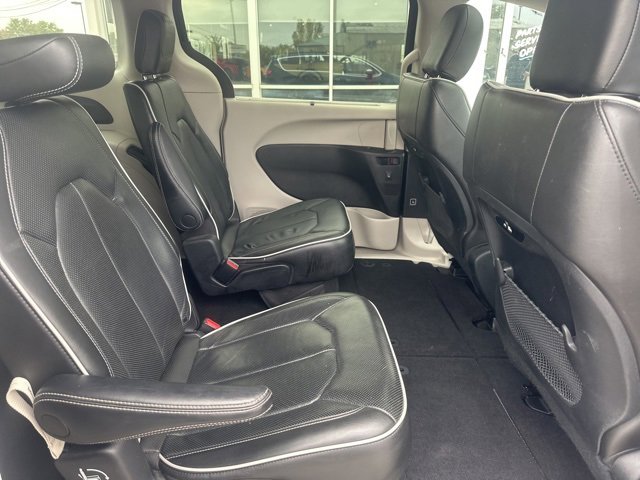 Used 2022 Chrysler Pacifica Limited image 36