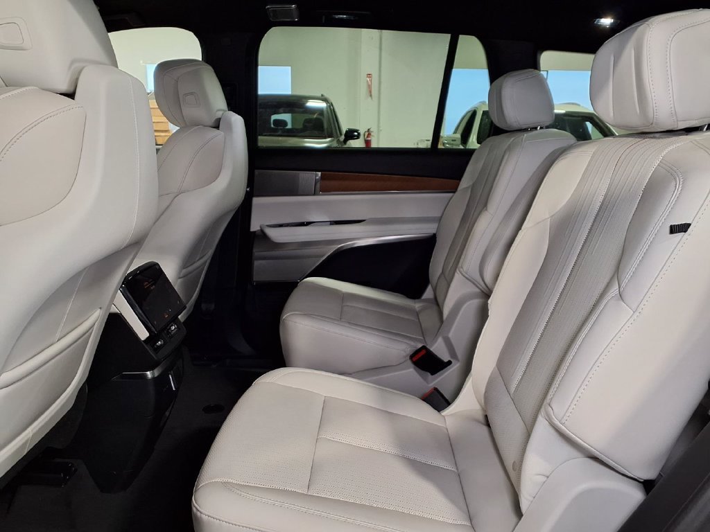 New 2027 Cadillac Vistiq Luxury AWD/4WD image 11