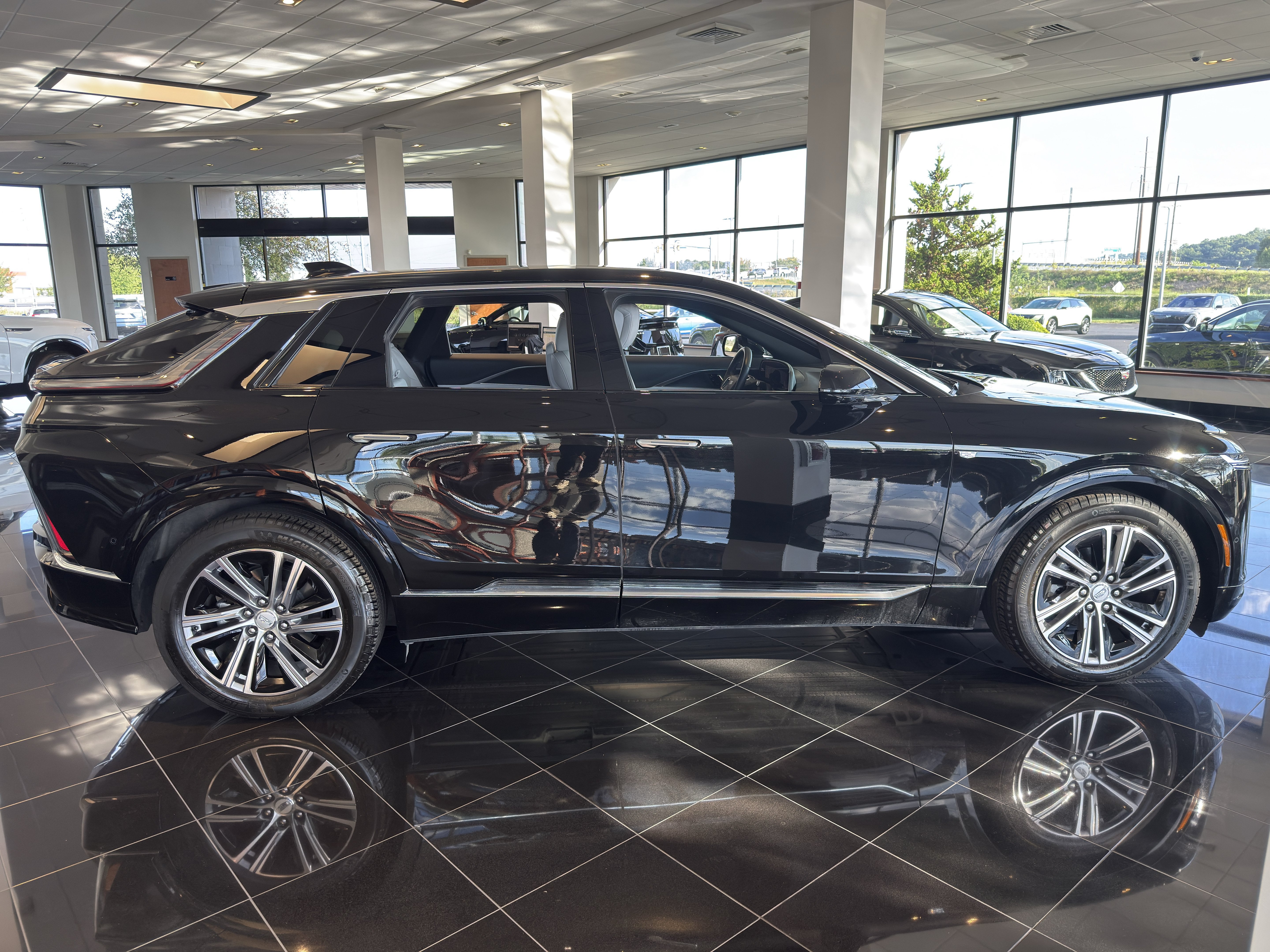 Used 2025 Cadillac Lyriq Luxury AWD/4WD image 9