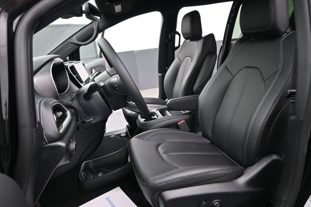 New 2027 Chrysler Pacifica Select FWD image 11