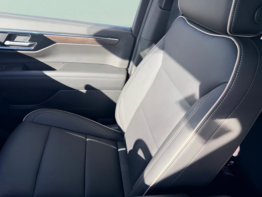 New 2026 Chevrolet Suburban Premier image 29