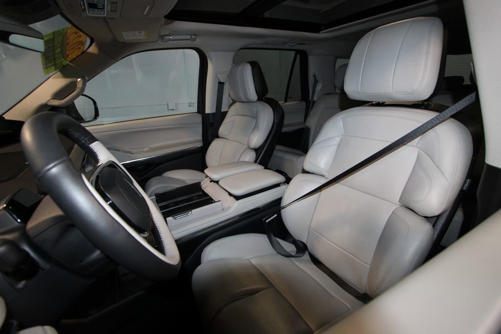 Used 2025 Lincoln Navigator Reserve image 4