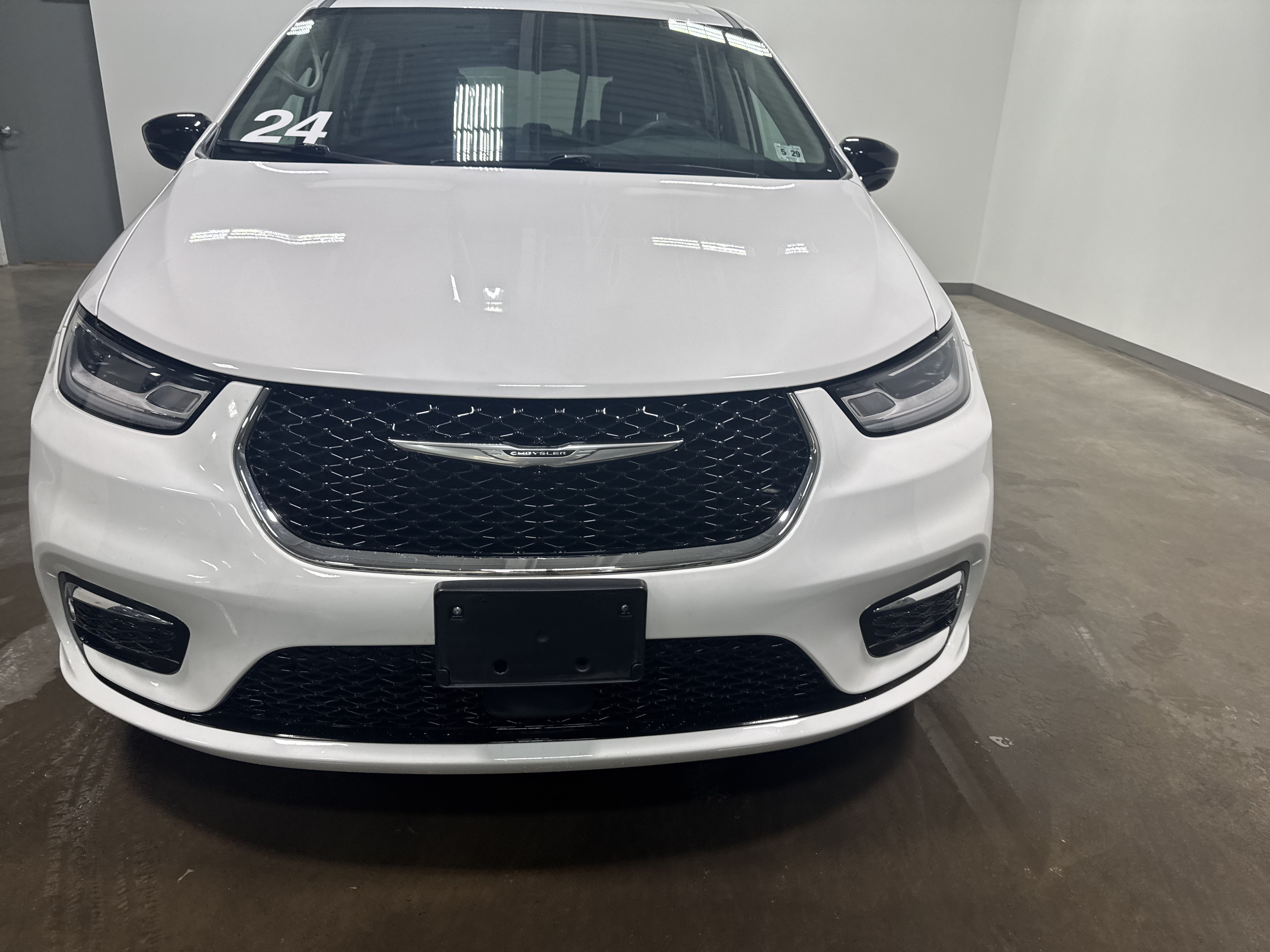 Used 2024 Chrysler Pacifica Touring-L FWD image 8