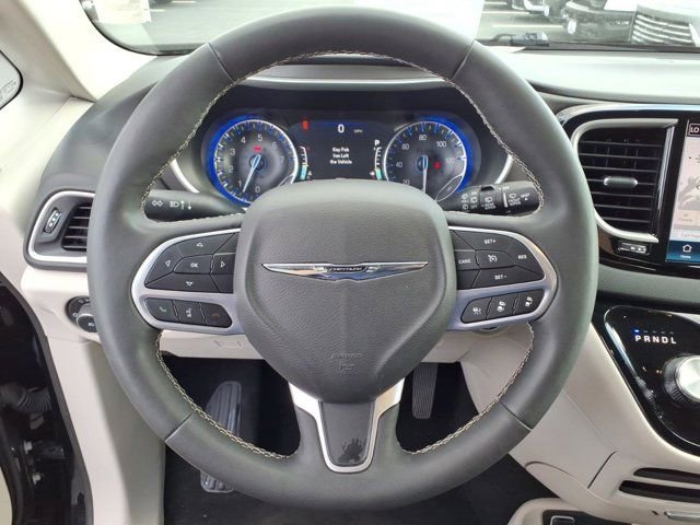 Used 2024 Chrysler Pacifica Touring-L FWD image 19