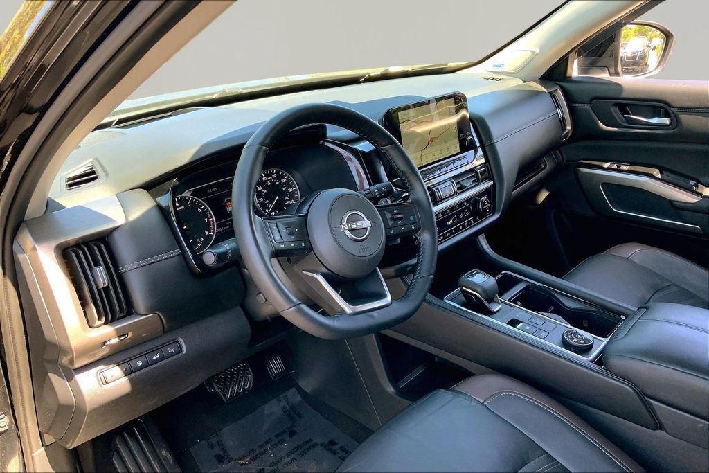Used 2023 Nissan Pathfinder Platinum w/ Black Appearance Package AWD/4WD image 12