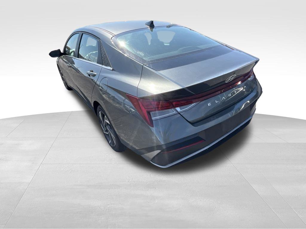 Used 2025 Hyundai Elantra SEL FWD image 23