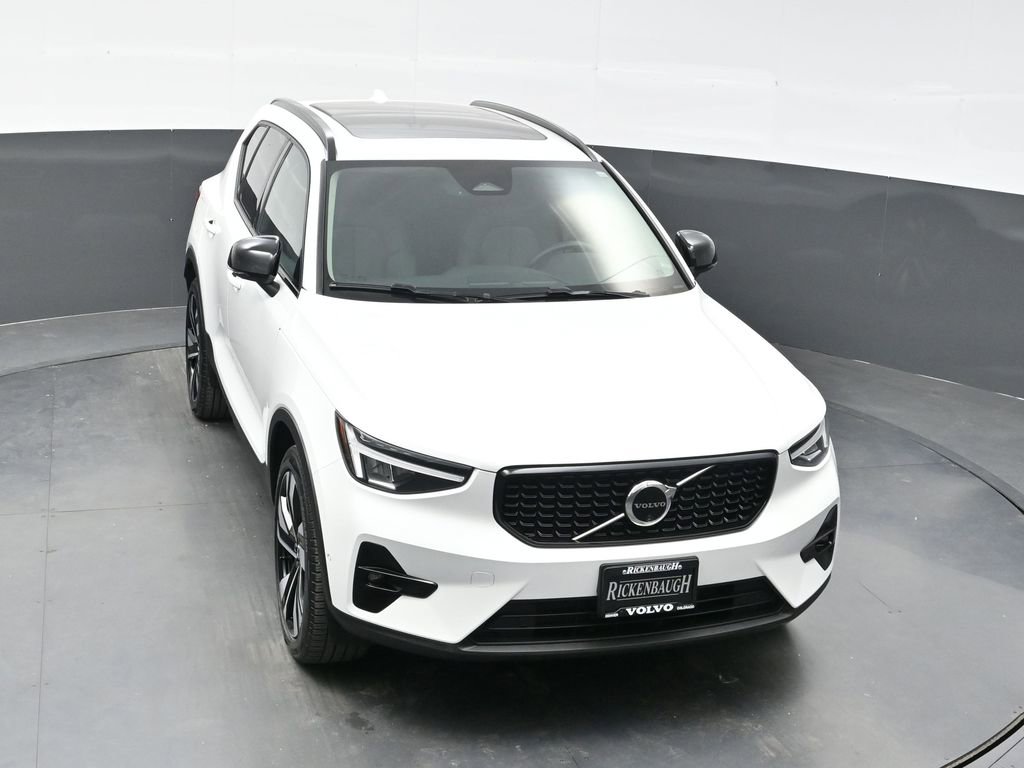 Used 2025 Volvo XC40 B5 Plus image 28