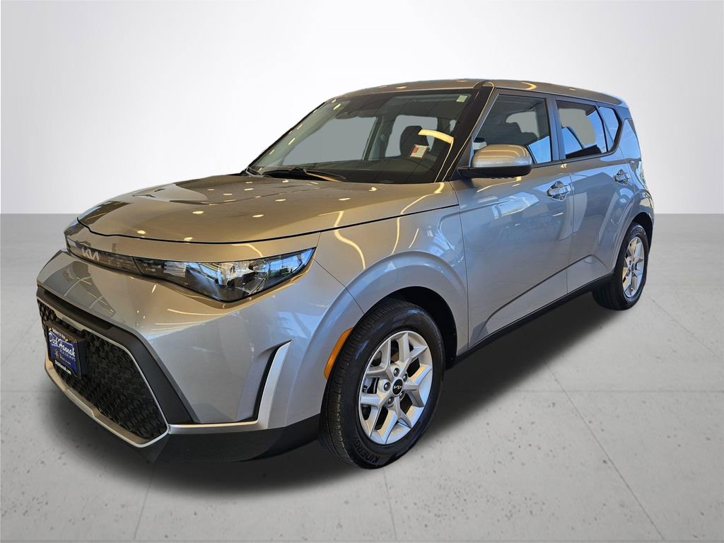 Used 2025 Kia Soul LX w/ LX Technology Package FWD image 2