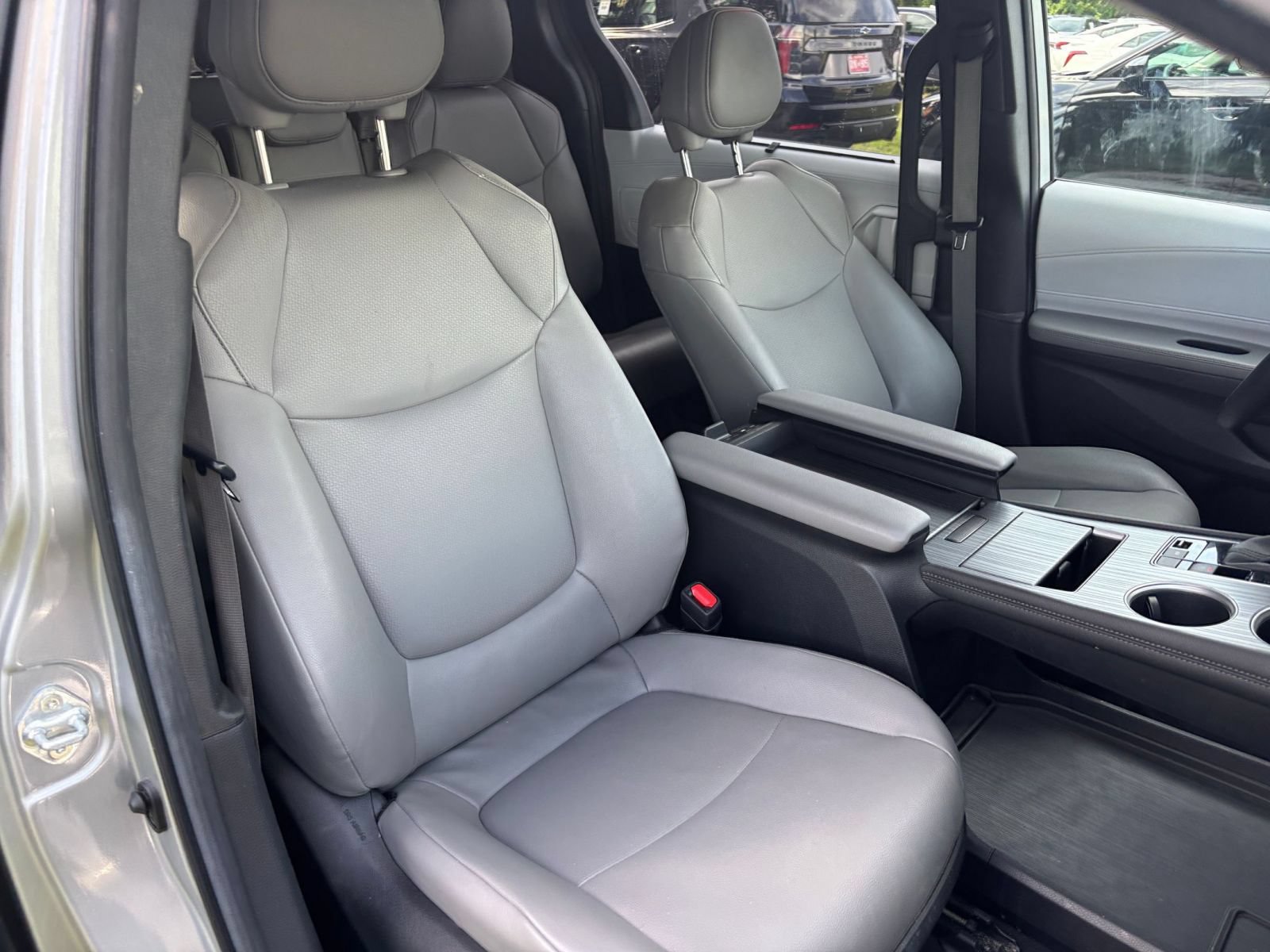 Used 2025 Toyota Sienna XLE FWD image 39