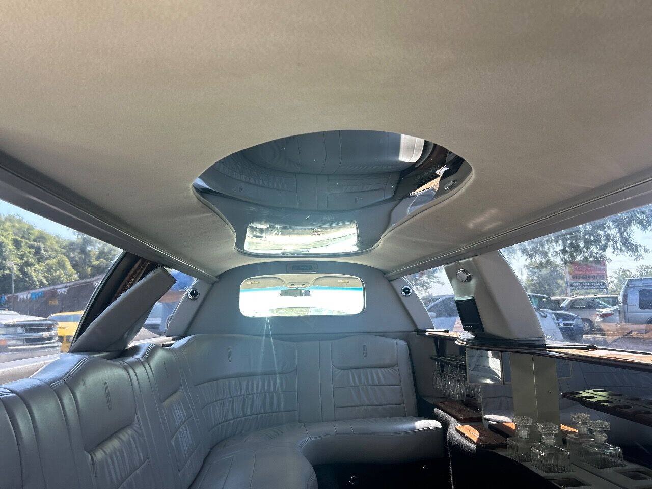 Used 1999 Lincoln Town Car Executive RWD image 17