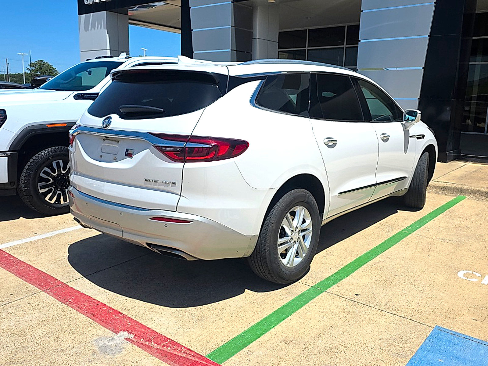 Used 2019 Buick Enclave Essence FWD image 3