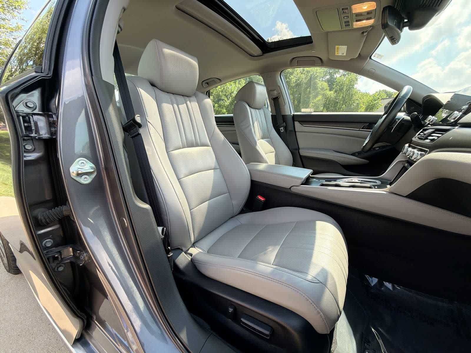 Used 2018 Honda Accord Touring image 19
