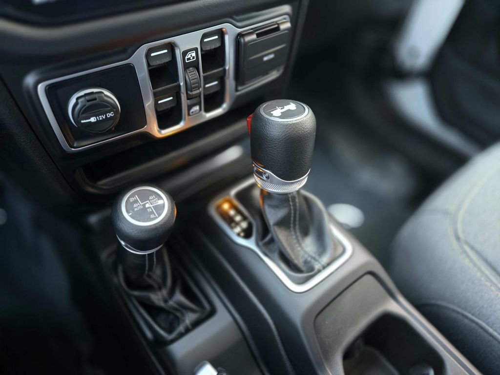 Used 2025 Jeep Wrangler Unlimited Sahara image 32