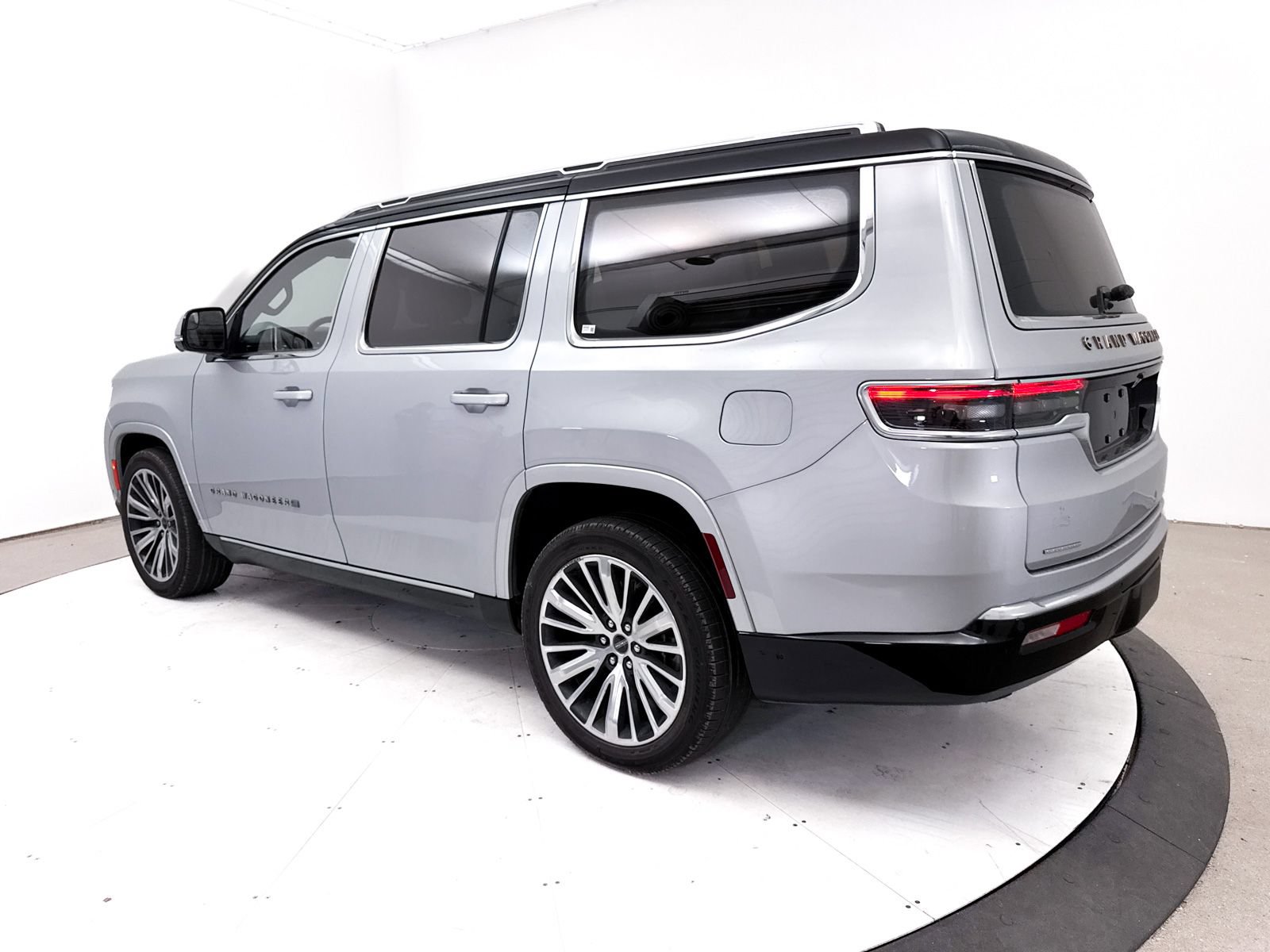 Used 2022 Jeep Grand Wagoneer Series III w/ Flexible Seating Group AWD/4WD image 20