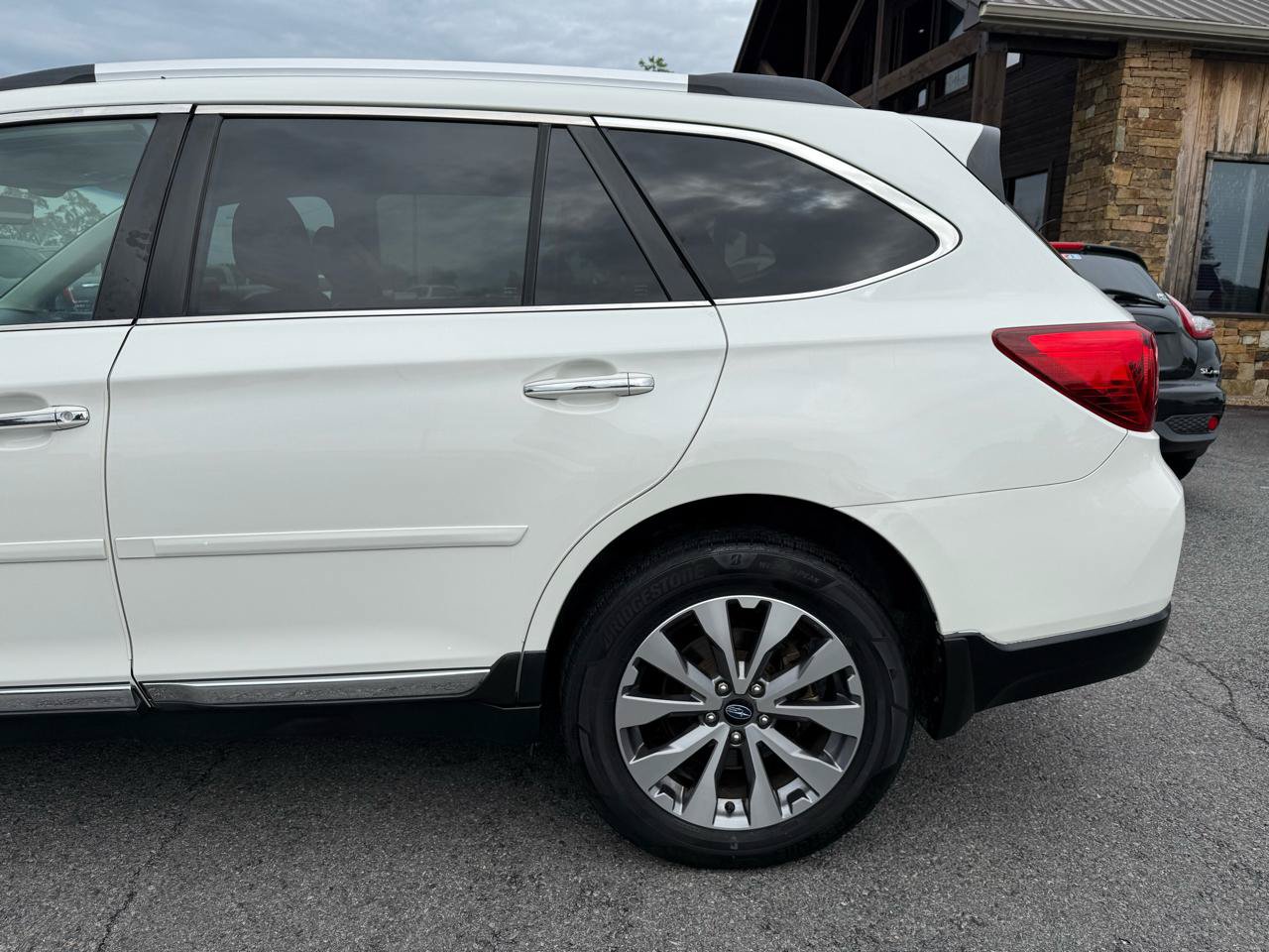 Used 2017 Subaru Outback 3.6R Touring w/ Popular Package #5A AWD/4WD image 38
