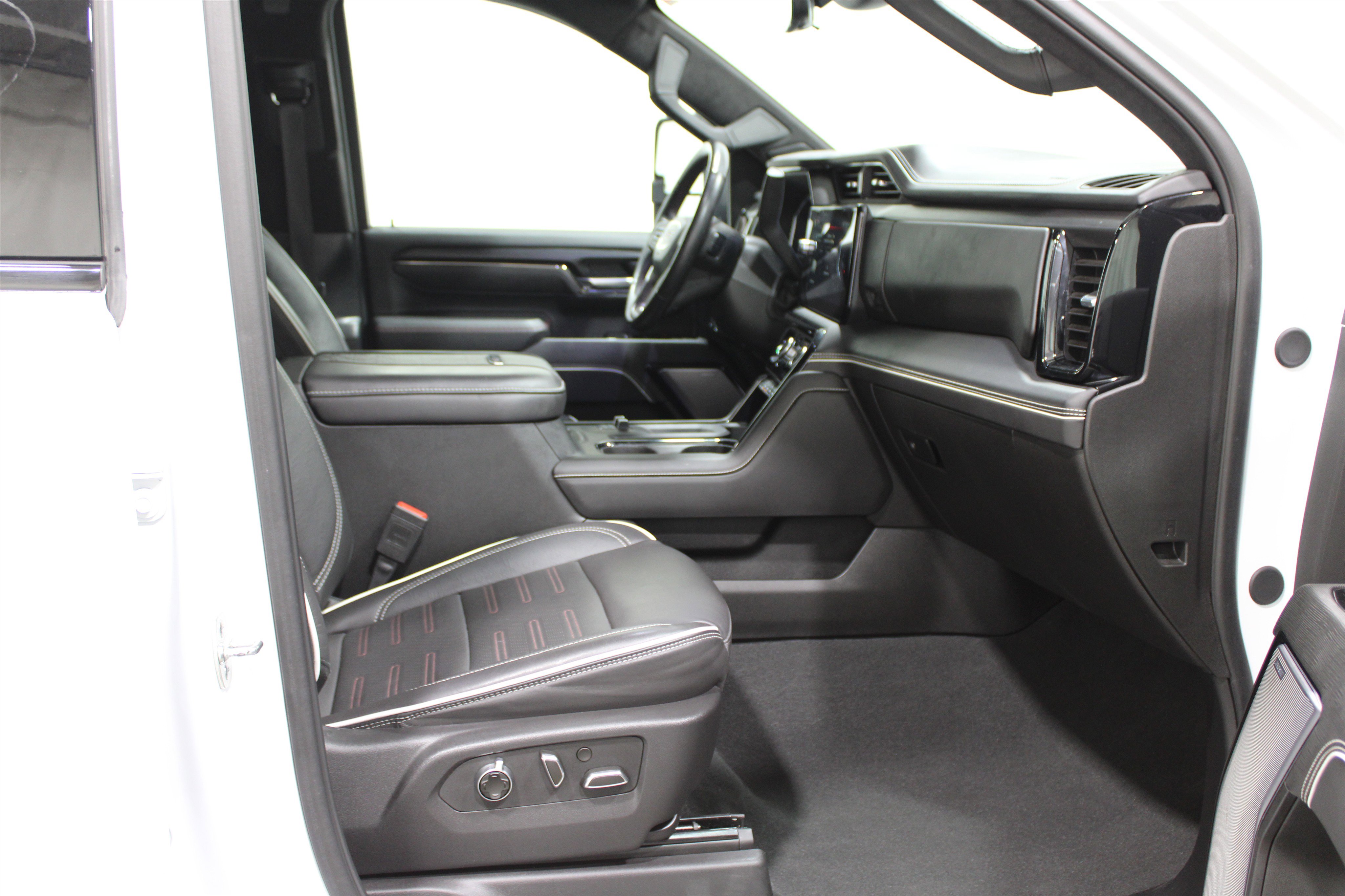 Used 2025 GMC Sierra 2500 AT4X w/ AT4X AEV Edition image 36