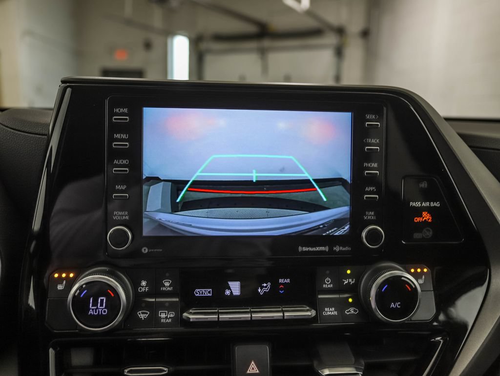 Used 2022 Toyota Highlander XLE AWD/4WD image 17