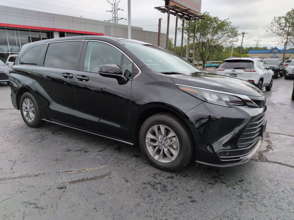 Used 2024 Toyota Sienna LE FWD image 7
