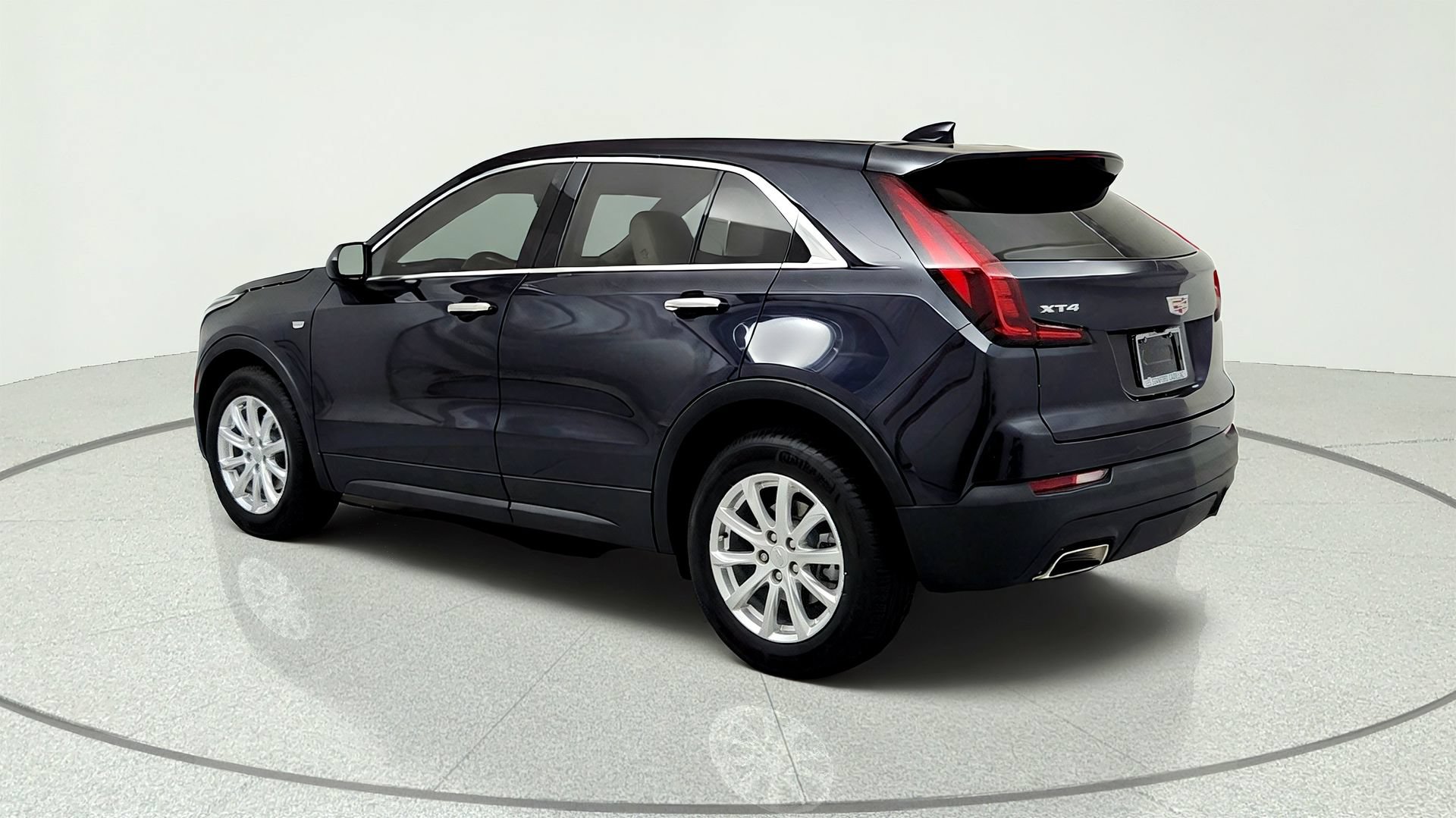 Certified 2023 Cadillac XT4 Luxury w/ Cold Weather Package FWD image 3