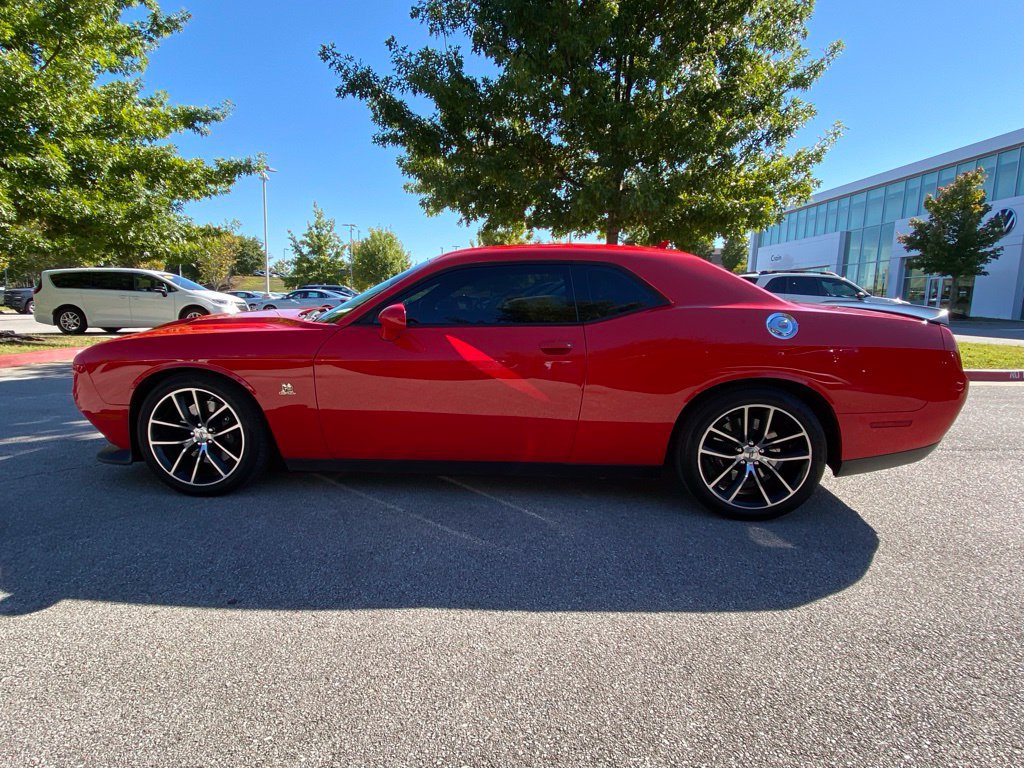Used 2017 Dodge Challenger R/T Scat Pack w/ Leather Interior Group RWD image 4