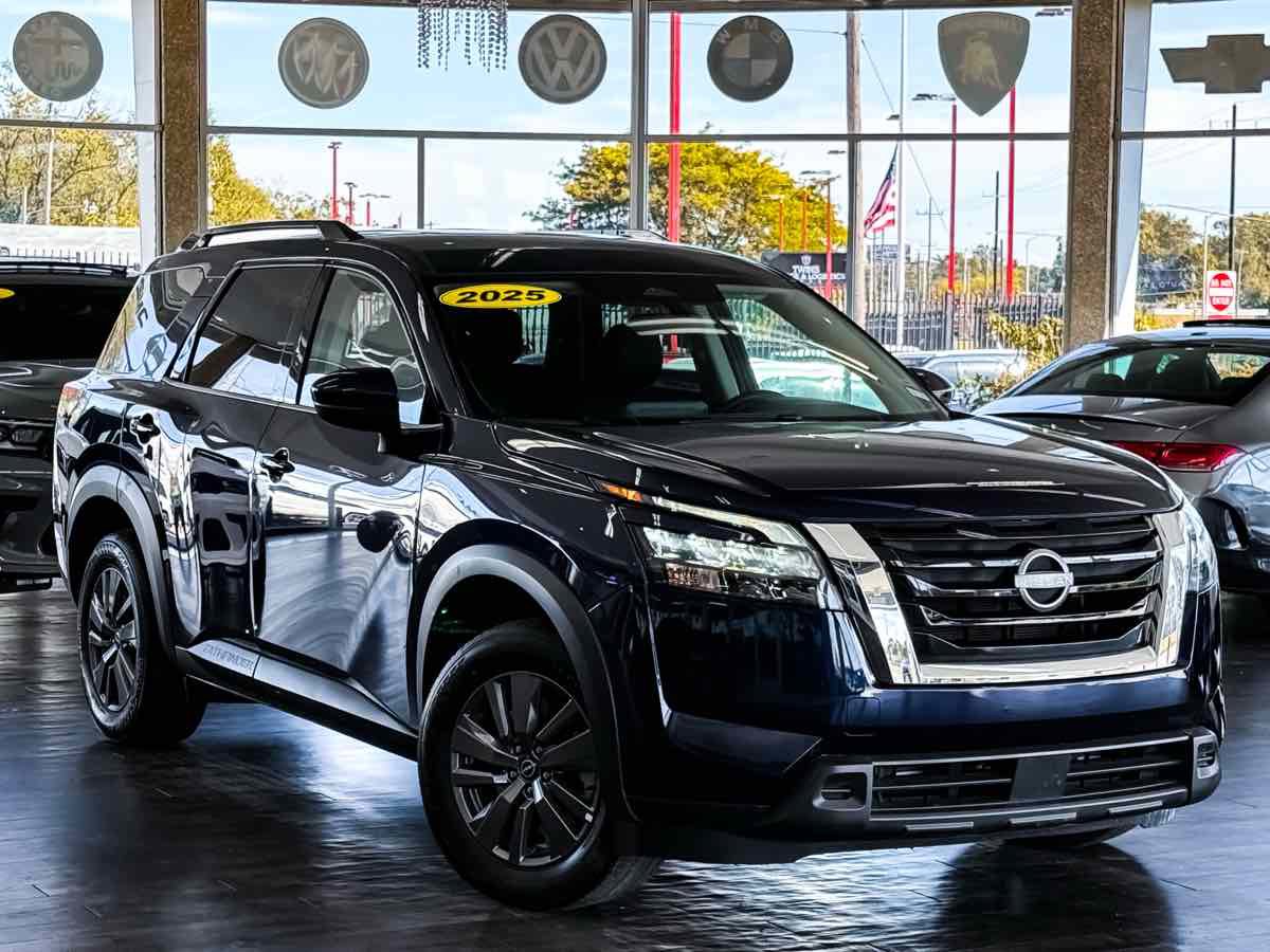 Used 2025 Nissan Pathfinder SV image 2
