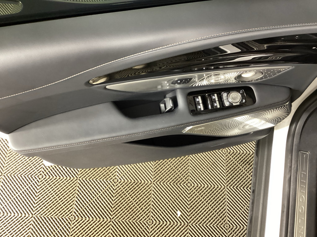 Used 2025 Lincoln Nautilus Reserve AWD/4WD image 17