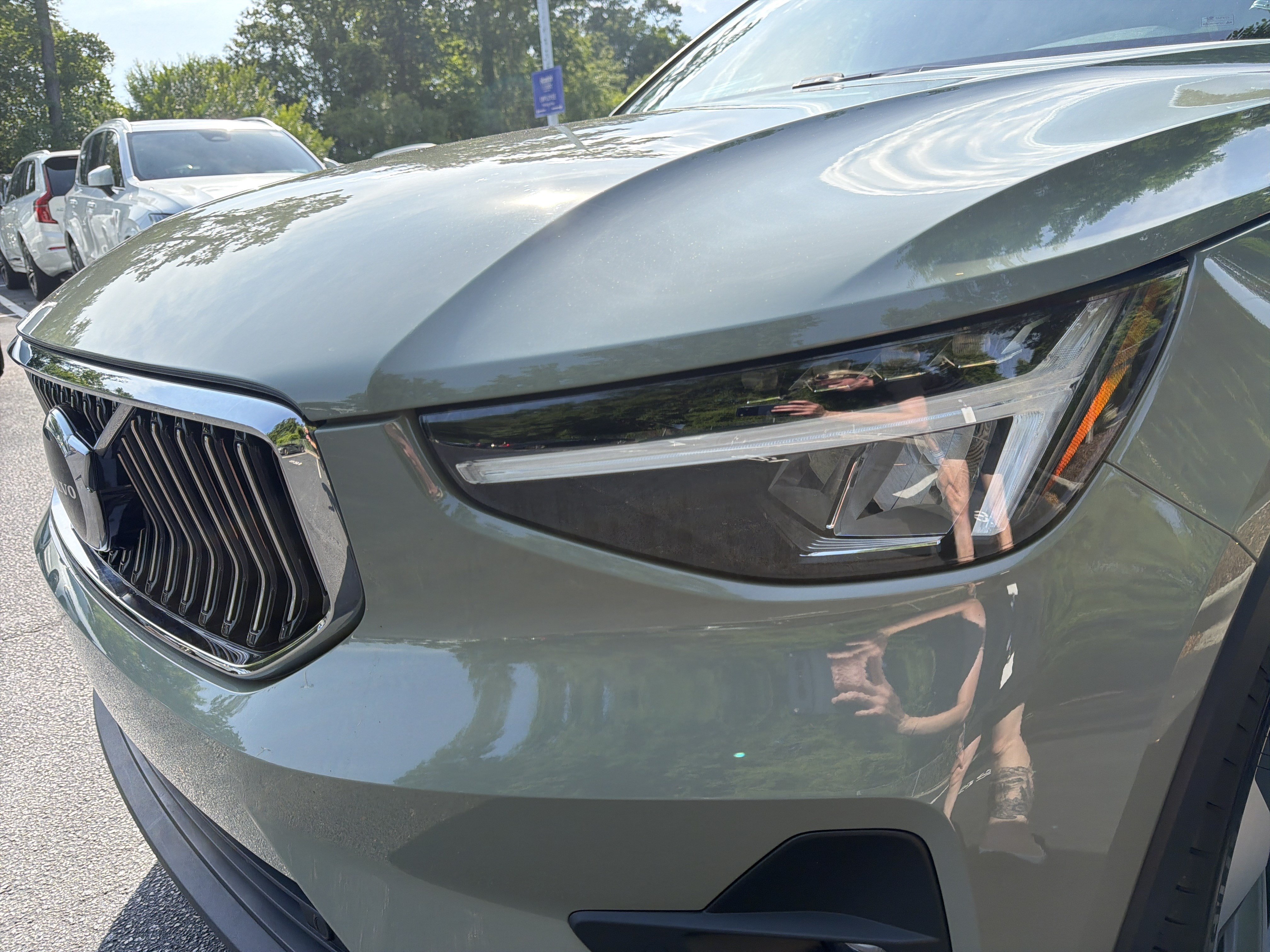 Certified 2023 Volvo XC40 B5 Plus AWD/4WD image 6