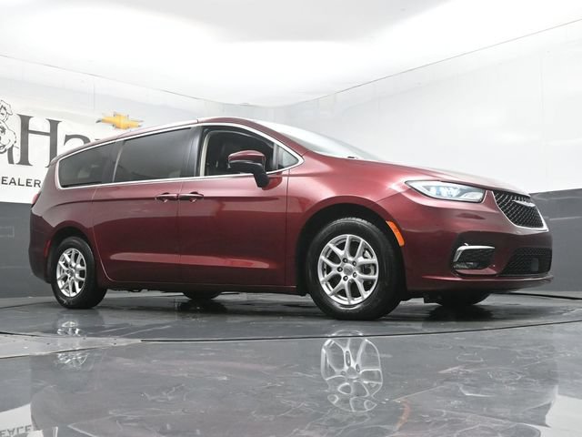 Used 2023 Chrysler Pacifica Touring-L FWD image 2