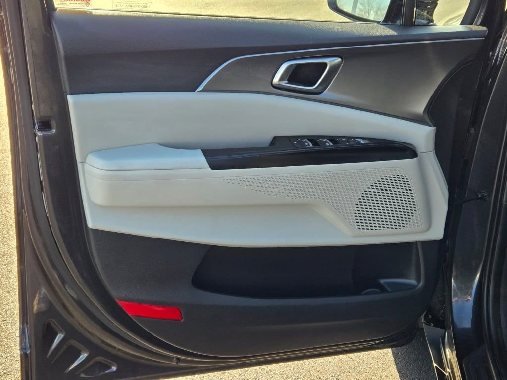 Used 2024 Kia Carnival LX image 18