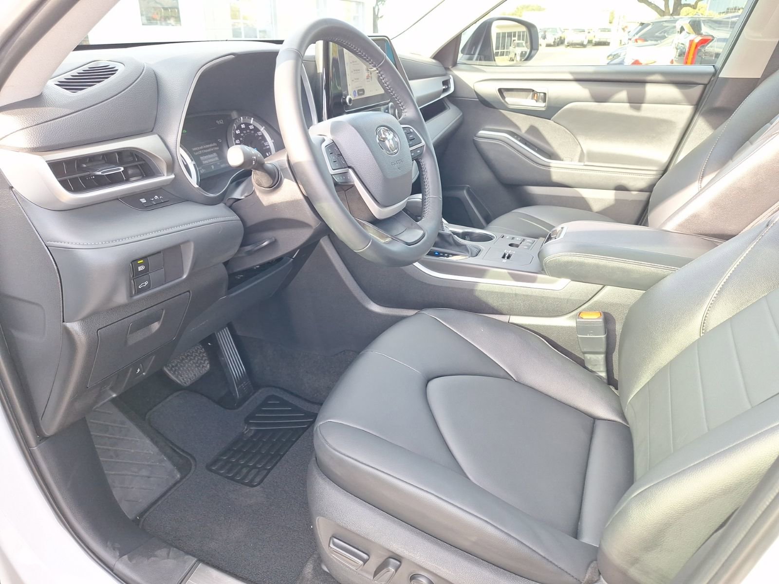 Used 2025 Toyota Highlander XLE image 17
