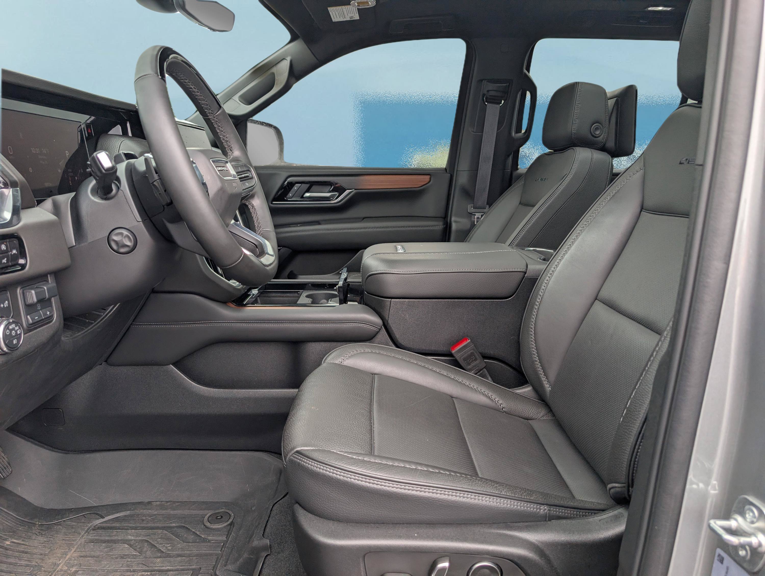 Used 2025 GMC Yukon Denali w/ Advanced Technology Package AWD/4WD image 19