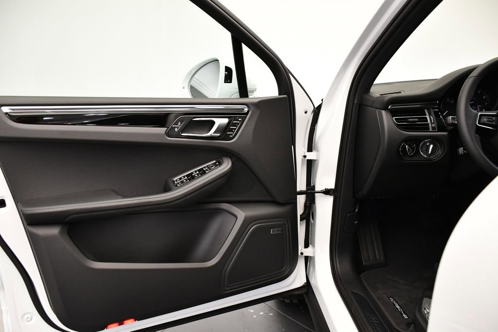 Used 2025 Porsche Macan image 35