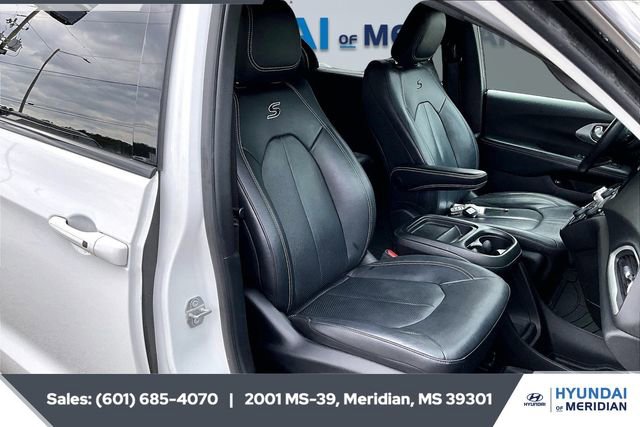 Used 2020 Chrysler Pacifica Touring-L w/ S Appearance Package image 6