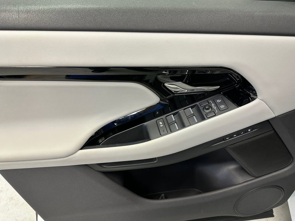 Used 2025 Land Rover Range Rover Evoque S image 17