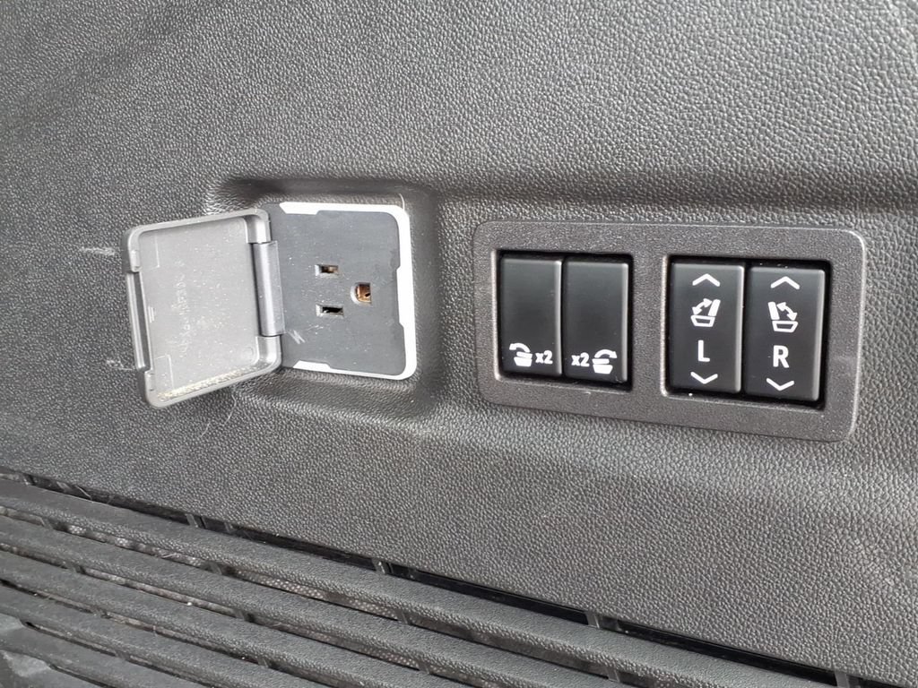Used 2023 Chevrolet Suburban Premier AWD/4WD image 19