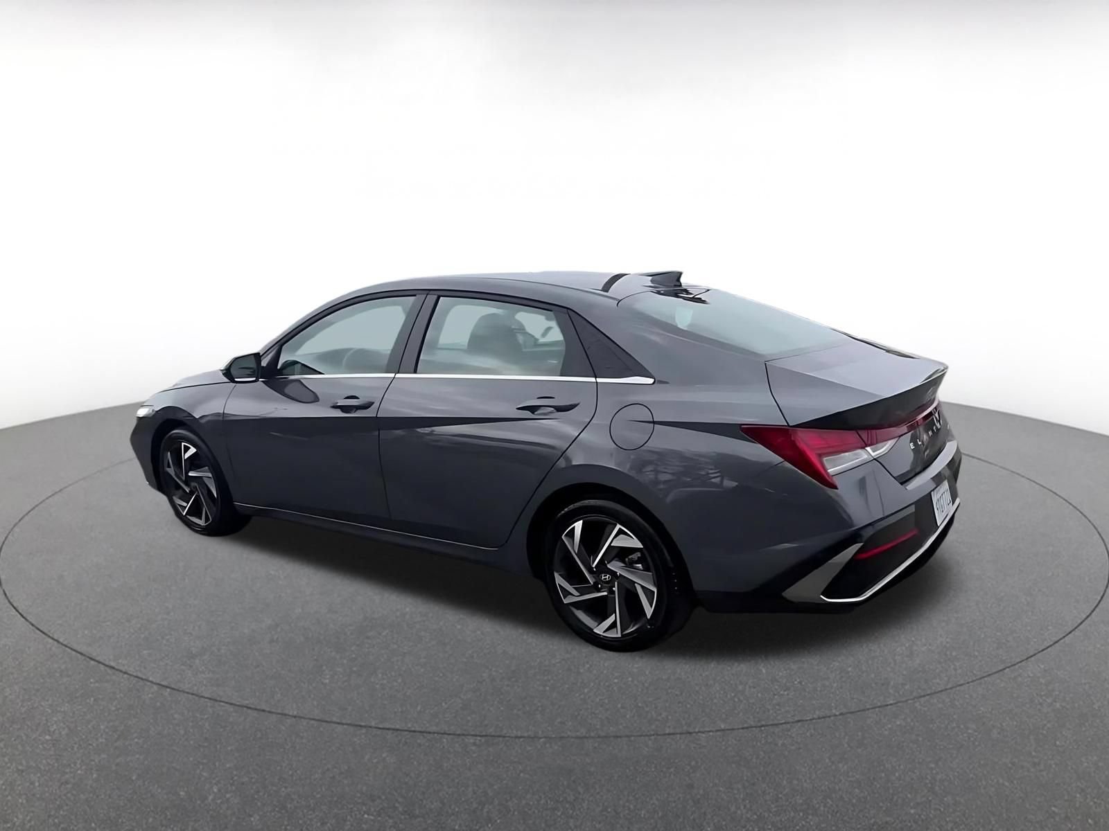 Used 2025 Hyundai Elantra Limited FWD image 10