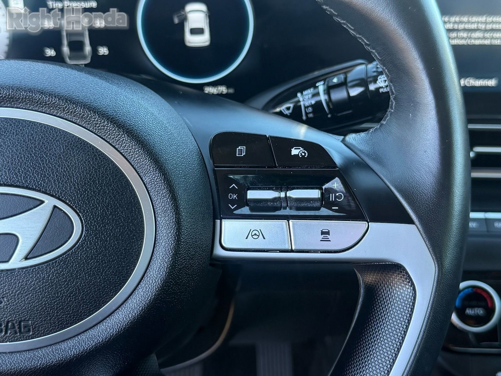 Used 2025 Hyundai Elantra SEL image 18