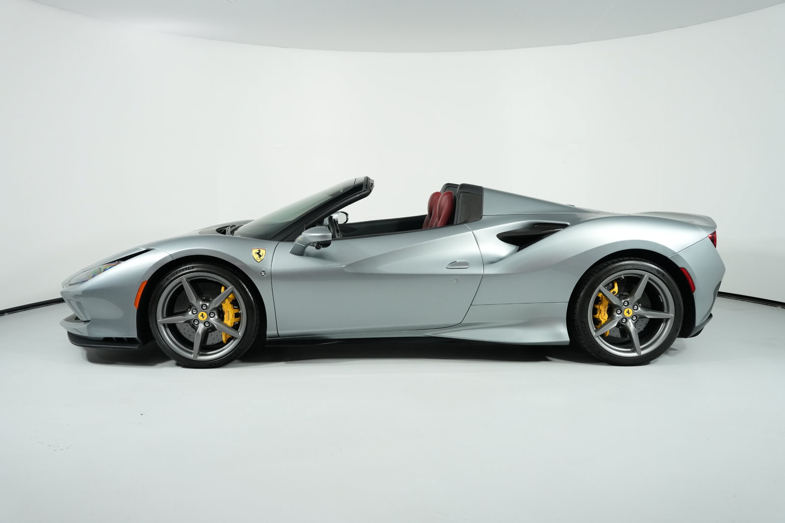 Used 2021 Ferrari F8 Spider RWD image 23